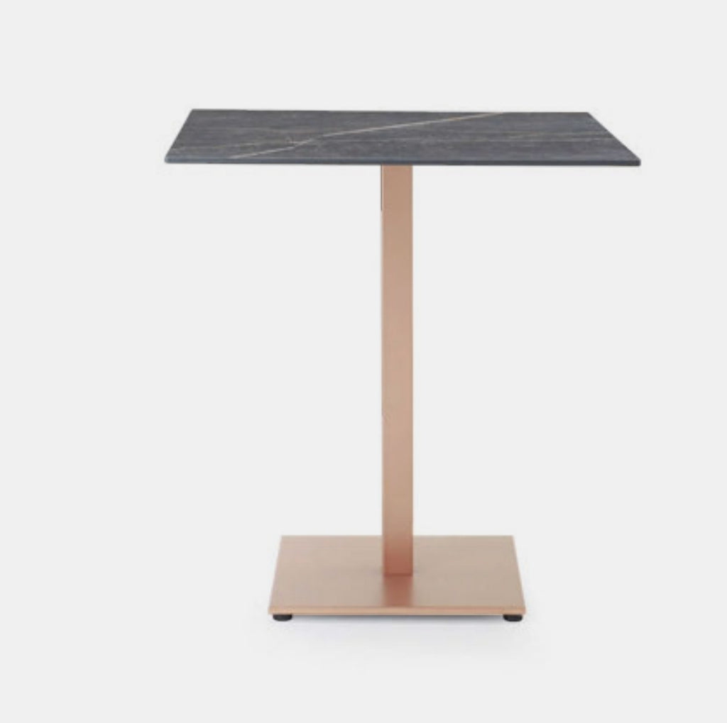 Sgabelli, tavoli e piani tavoli per pub e ristoranti e bar