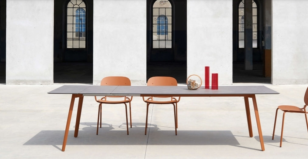 Sgabelli, tavoli e piani tavoli per pub e ristoranti e bar