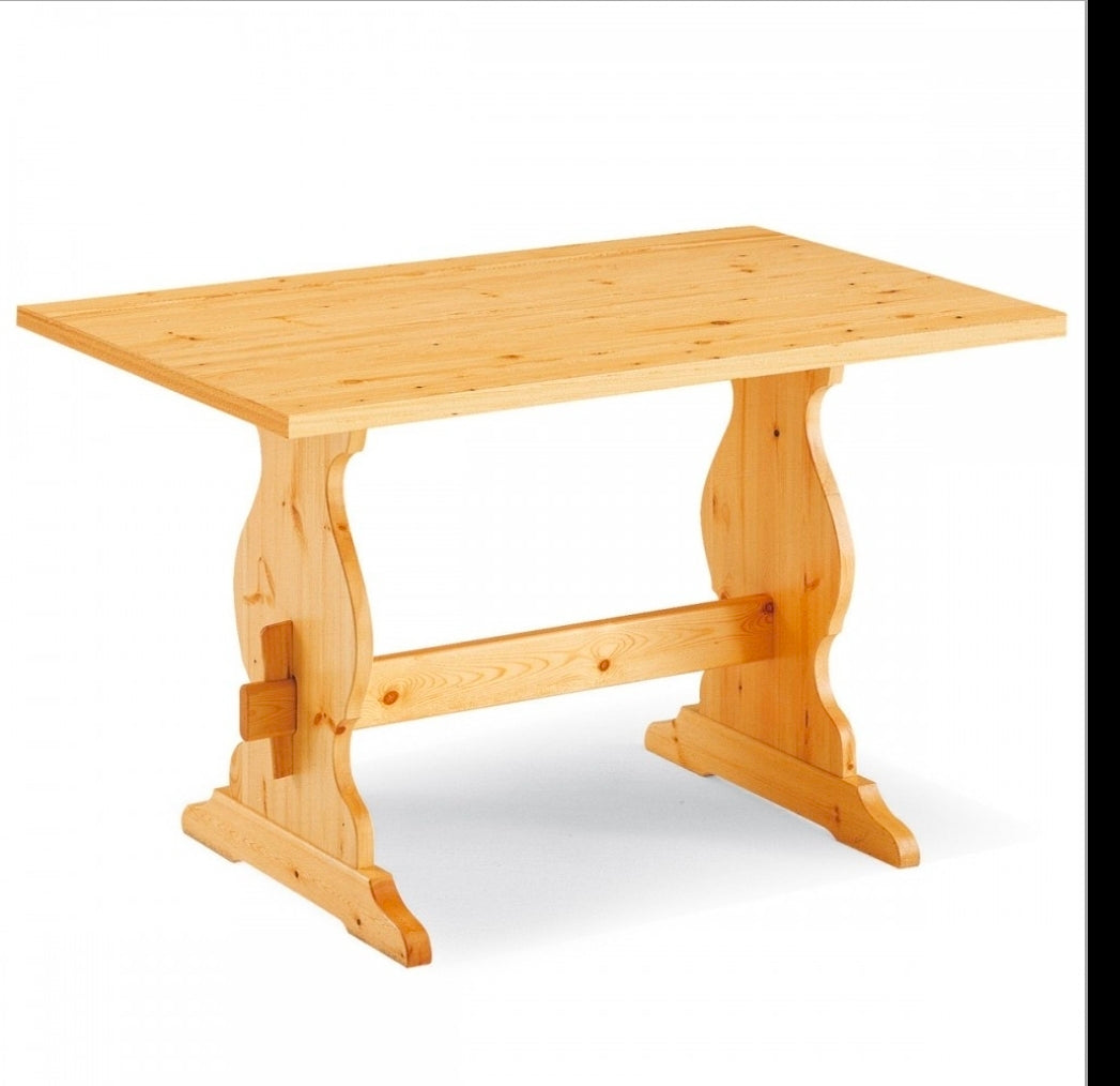 Angolo panca  misura 133x173 con cassonetto e tavolo fratino 130x80 e due sedie cuore tinta naturale