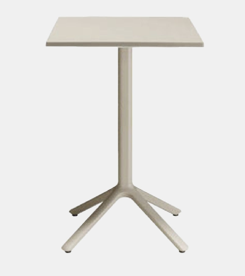 Sgabelli, tavoli e piani tavoli per pub e ristoranti e bar