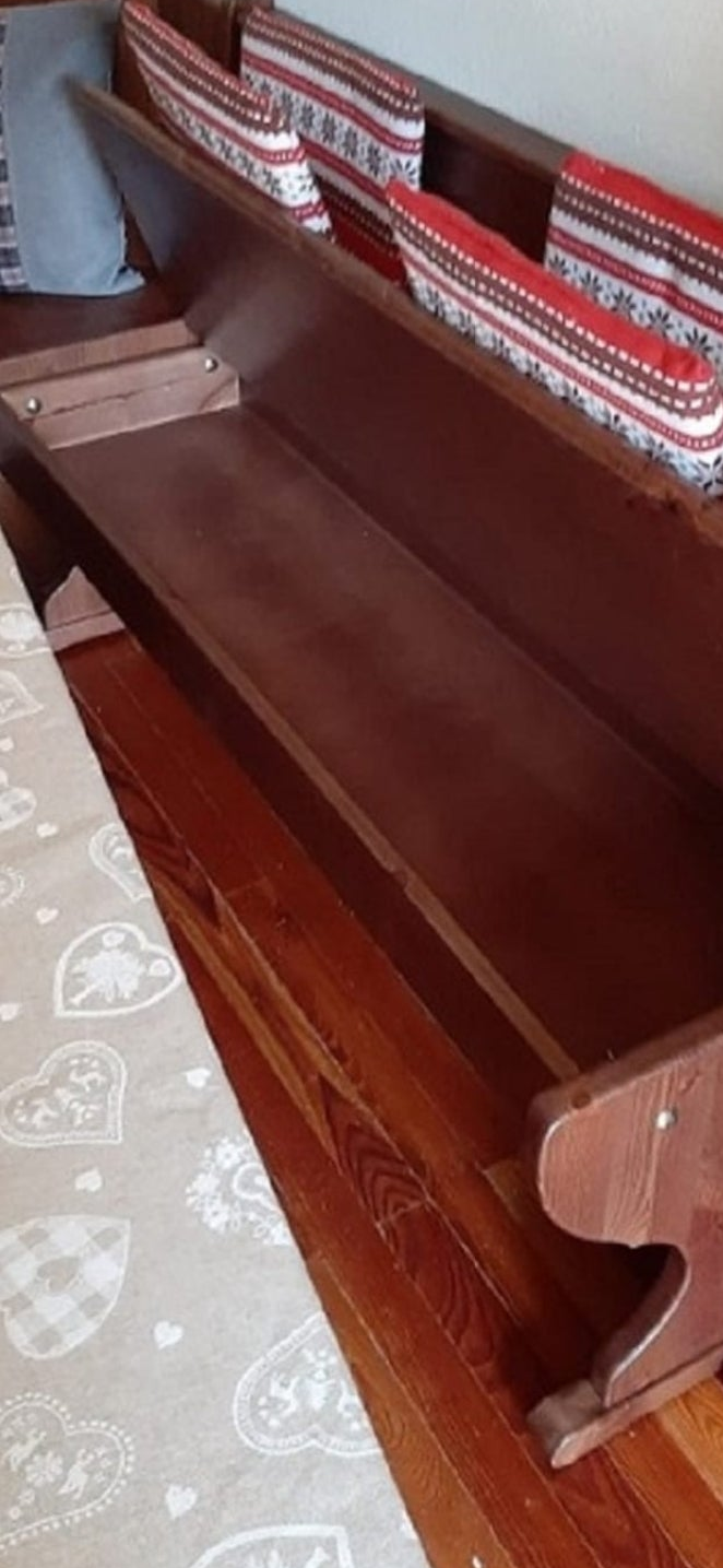 Angolo panca  misura 133x193 con cassonetto e tavolo fratino 130x80 tinta noce con tre sedie cuore tinta noce