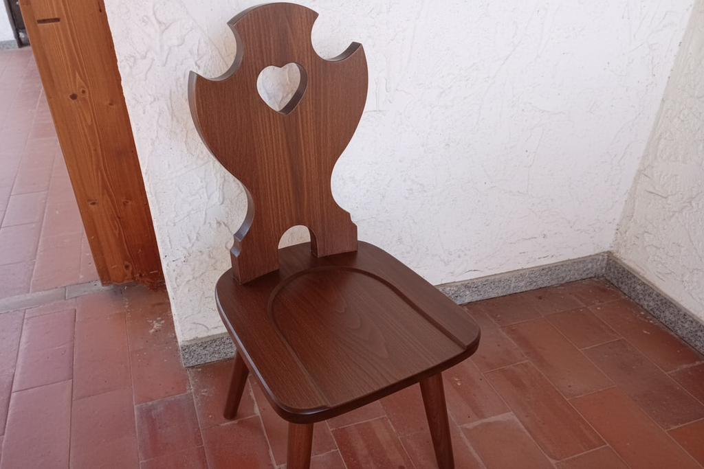 Angolo panca  misura 133x193 con cassonetto e tavolo fratino 130x80 tinta noce con tre sedie cuore tinta noce