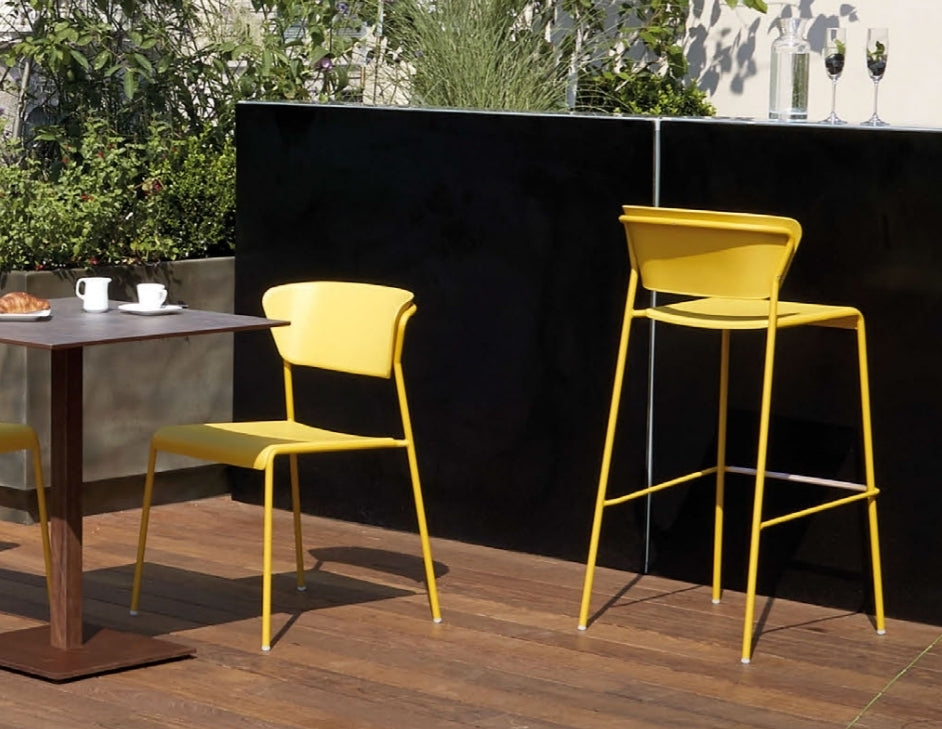 Sgabelli, tavoli e piani tavoli per pub e ristoranti e bar