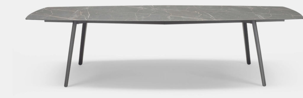 Sgabelli, tavoli e piani tavoli per pub e ristoranti e bar