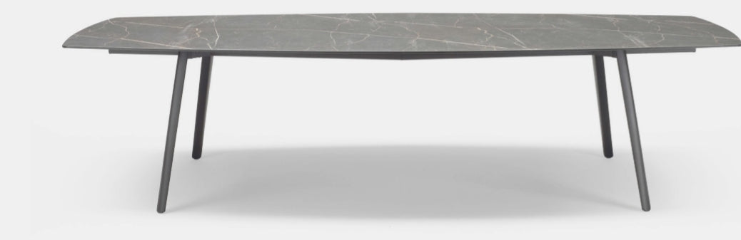 Sgabelli, tavoli e piani tavoli per pub e ristoranti e bar