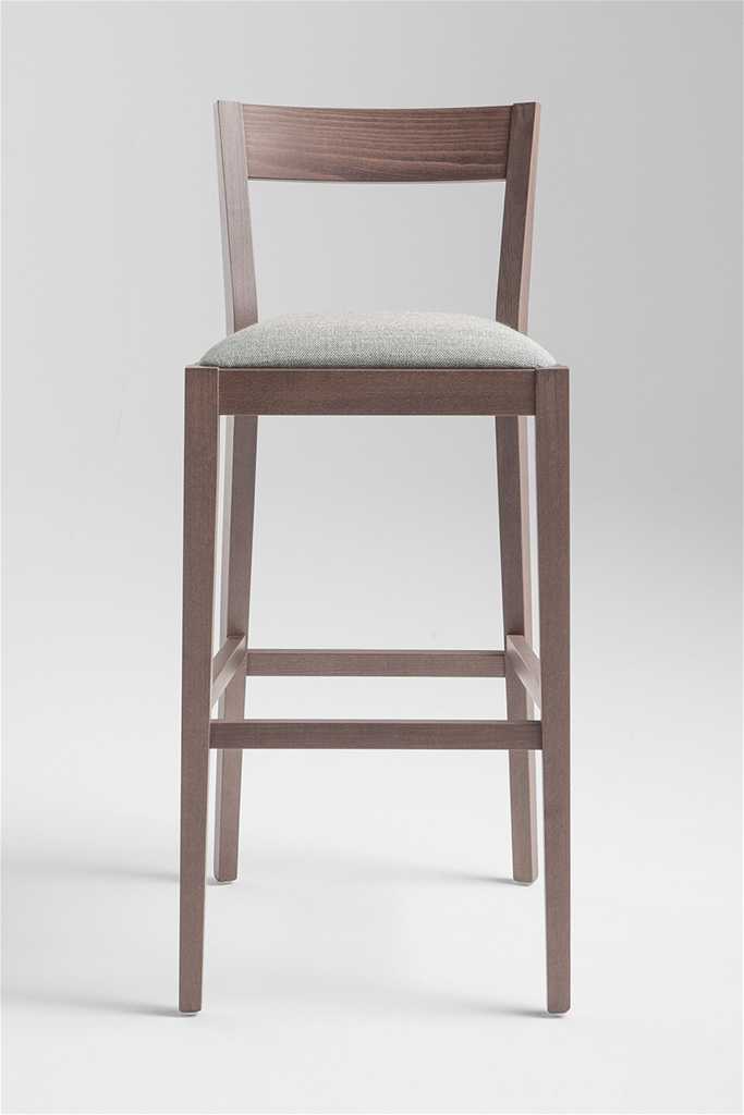 Sgabello realizzato in legno di faggio tinto vari colori, con sedile legno o imbottito e rivestito in tessuto o ecopelle.