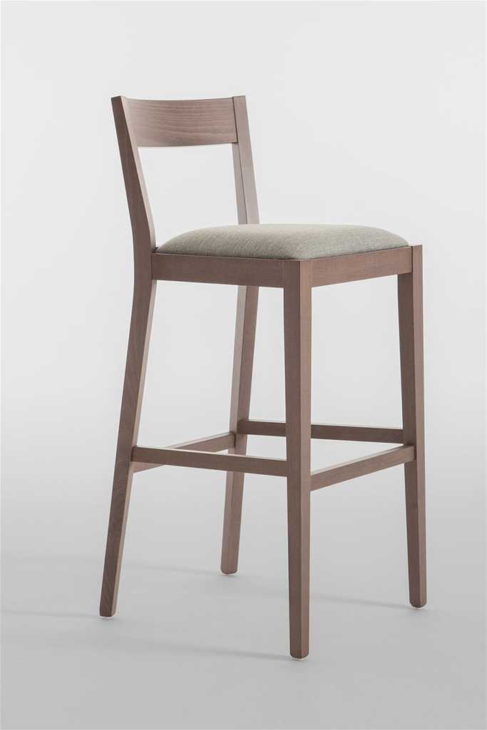 Sgabello realizzato in legno di faggio tinto vari colori, con sedile legno o imbottito e rivestito in tessuto o ecopelle.